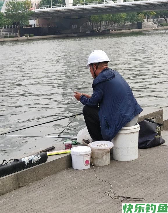 广州男子钓了条大鲫鱼，鱼肉里有许多白点，男子犹豫：这能吃吗？