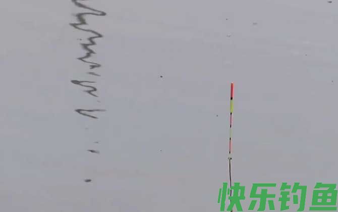 初夏钓鱼钓多深合适？